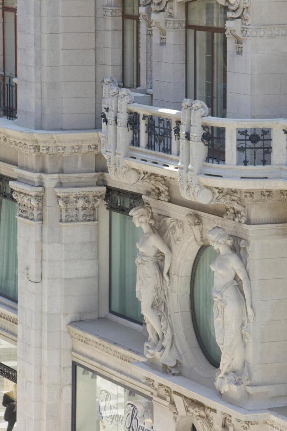 Palace Suite Image 11